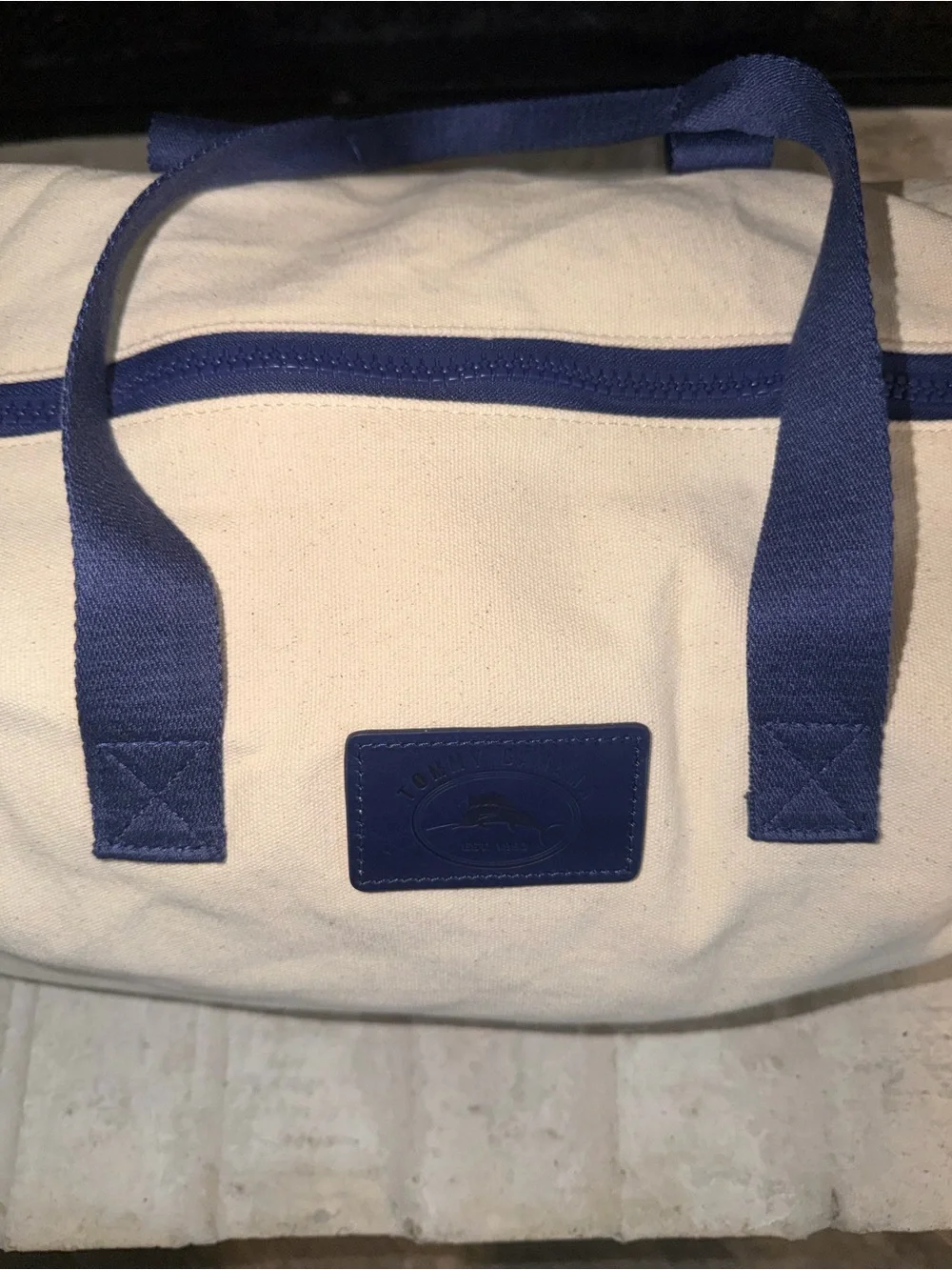 Tommy Bahama 18x 10”